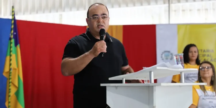 Prefeito Cristiano Viana anuncia reajuste de 15% no piso salarial dos professores do município de Simão Dias