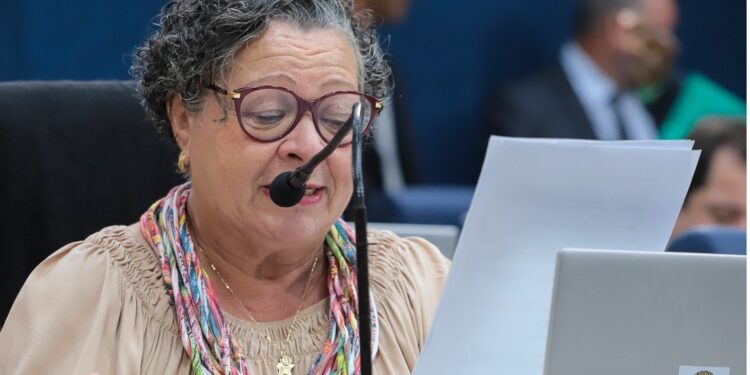 E o Plano Diretor e a licitação do transporte? Professora Ângela Melo critica discurso de Edvaldo Nogueira na CMA