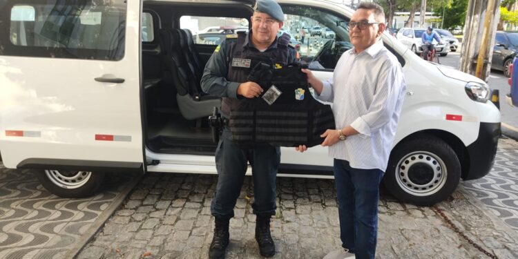 Segurança Pública entrega 1,1 mil novos coletes balísticos às polícias Militar e Civil