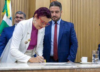 Professora Sonia Meire toma posse como vereadora de Aracaju