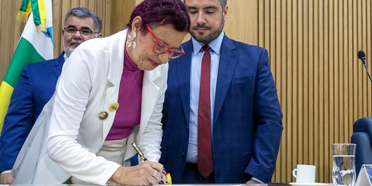 Professora Sonia Meire toma posse como vereadora de Aracaju