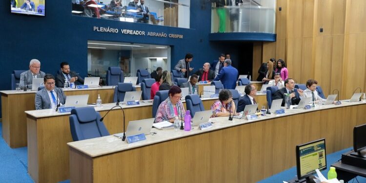 Vereadores aprovam visibilidade de lista que permite compra de veículos com desconto