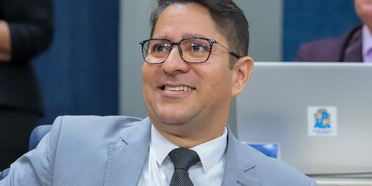 Ricardo Marques elogia ações da secretaria da educação de Aracaju para não deixar crianças fora da escola