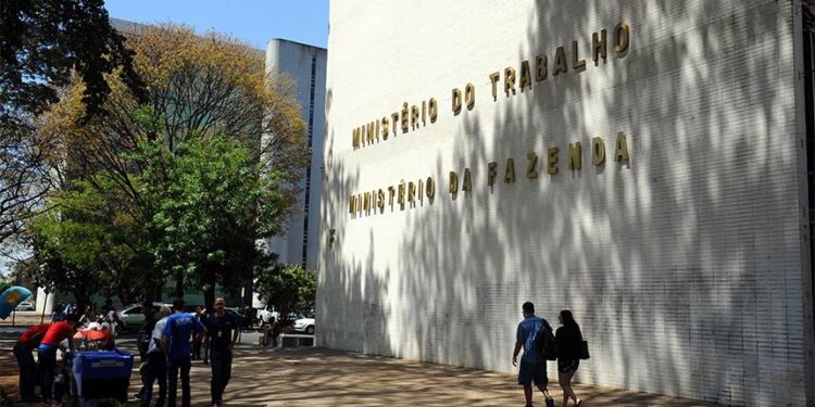 Governo suspende por 90 dias processos de registro sindical