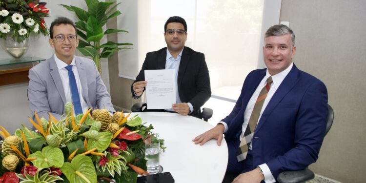 Jeferson recebe ofício formalizando o nome de Cristiano Cavalcante como líder do governo