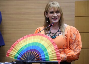 Linda Brasil agradece por ser a 1ª mulher trans a ocupar uma cadeira na Alese