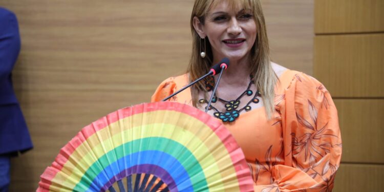 Linda Brasil agradece por ser a 1ª mulher trans a ocupar uma cadeira na Alese