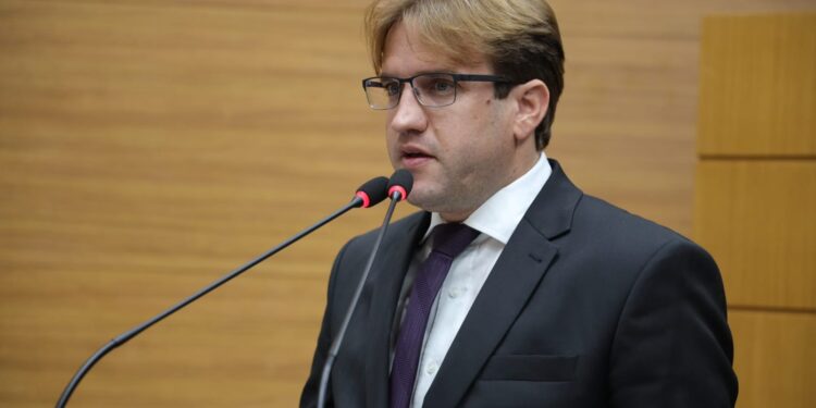 Marcelo Sobral faz discurso de agradecimento na tribuna da Alese