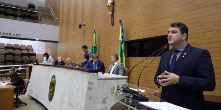 Marcos Oliveira cobra explicações sobre nomeação de diretores de escola