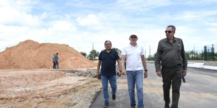 Prefeito Edvaldo inspeciona obras da Perimetral Oeste e das Mangabeiras