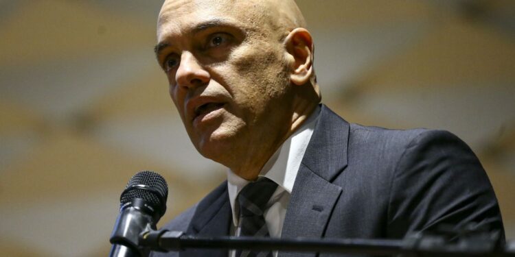 Moraes dá prazo para que PF ouça Valdemar Costa Neto