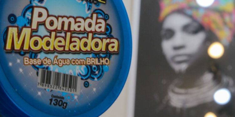Anvisa proíbe venda de todas as pomadas para modelar e trançar cabelos