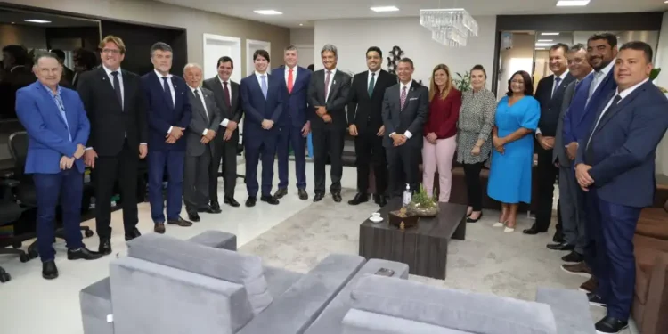 Jeferson Andrade discute projetos com deputados e o governador