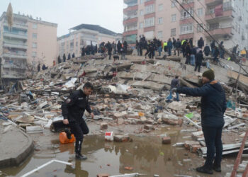Número de mortos após terremoto na Turquia e na Síria passa de 7,7 mil
