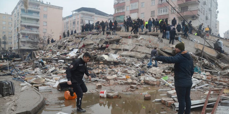 Número de mortos após terremoto na Turquia e na Síria passa de 7,7 mil