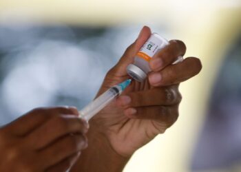 Vacina bivalente contra a covid-19 começa a ser aplicada nesta segunda