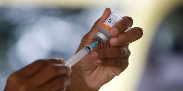 Vacina bivalente contra a covid-19 começa a ser aplicada nesta segunda