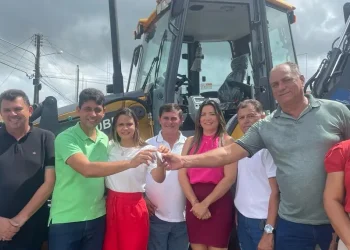 Prefeitura do município de Salgado recebe mais uma retroescavadeira