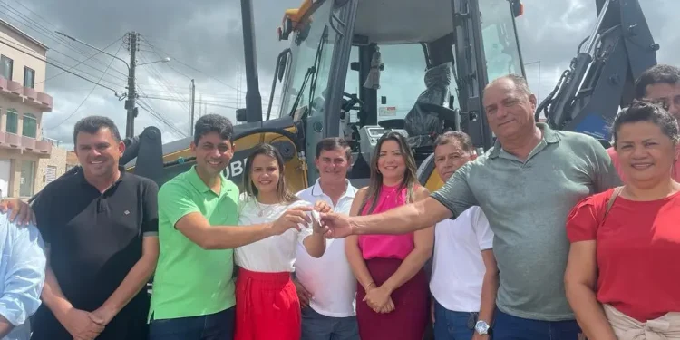 Prefeitura do município de Salgado recebe mais uma retroescavadeira