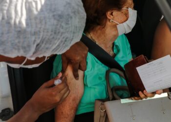 Secretaria de Saúde reforça a importância da vacina bivalente para grupos prioritários