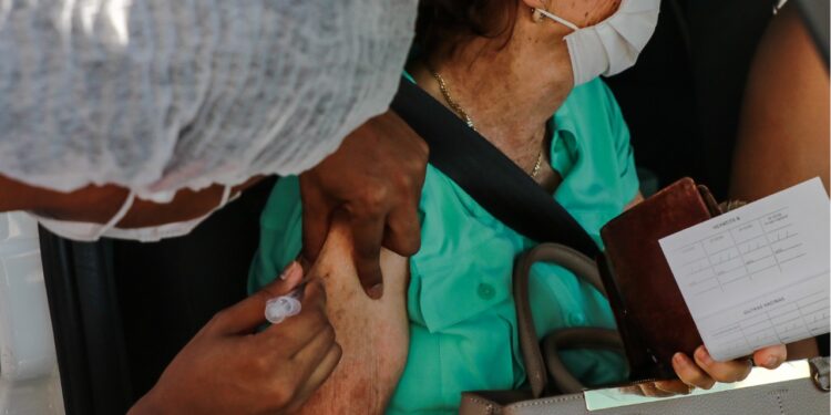 Secretaria de Saúde reforça a importância da vacina bivalente para grupos prioritários