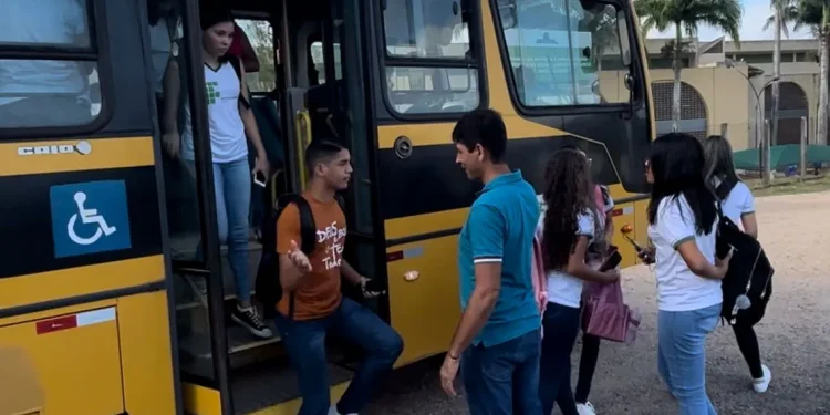 Salgado garante transporte gratuito aos universitários e técnicos de Lagarto