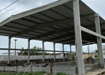Prefeitura de Salgado instala alambrado e obra de quadra poliesportiva avança
