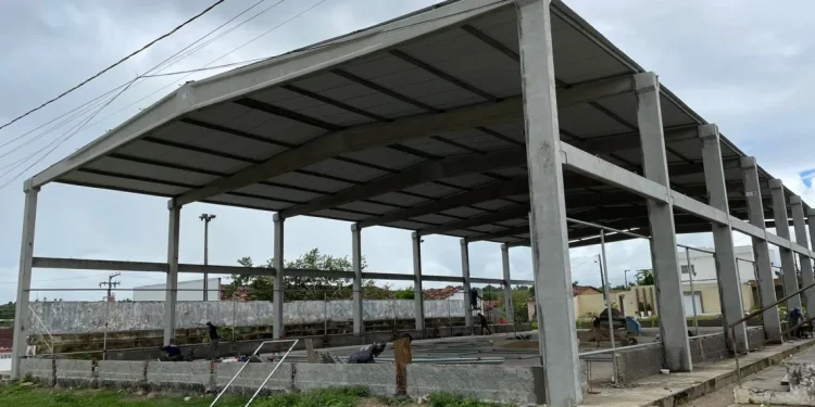 Prefeitura de Salgado instala alambrado e obra de quadra poliesportiva avança