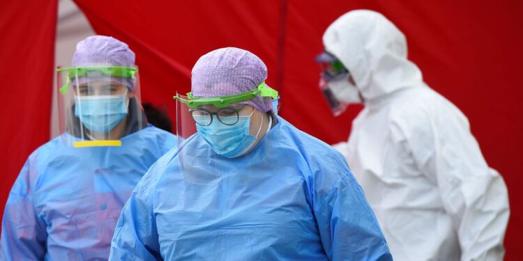 Em três anos de pandemia de covid-19, ciência e vírus evoluíram