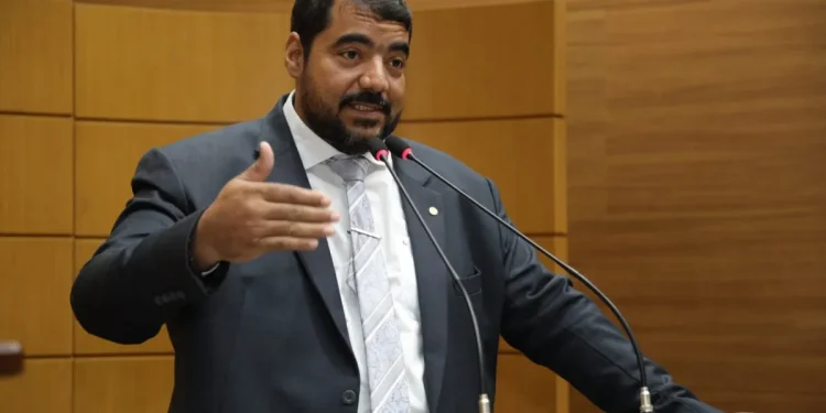 Deputado Luizão pede capacitação de profissionais que cuidam de autistas