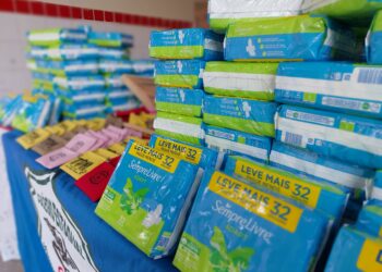 Colégio Jornalista Paulo Costa entrega absorventes no enfrentamento à pobreza menstrual