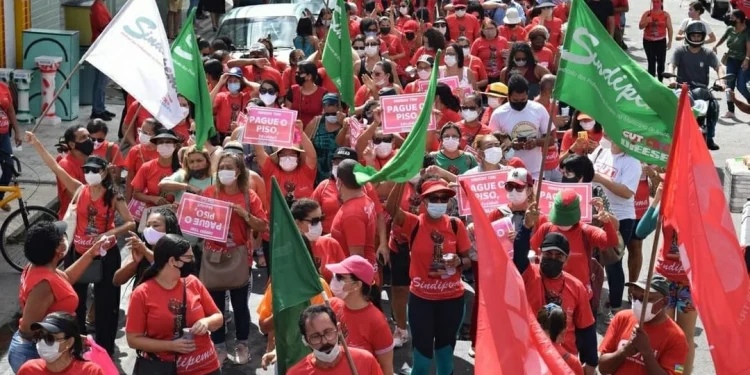 Sindipema realiza marcha em defesa do piso salarial do magistério