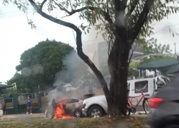 HB20 pega fogo na Avenida Tancredo Neves próximo ao Huse e carro fica completamente destruído pelas chamas