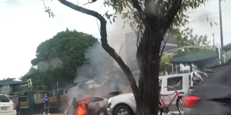 HB20 pega fogo na Avenida Tancredo Neves próximo ao Huse e carro fica completamente destruído pelas chamas