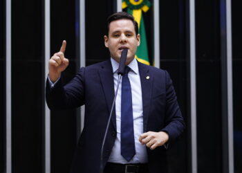 Rodrigo Valadares é cirúrgico ao fazer questionamentos a Flávio Dino na Câmara
