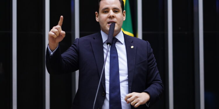 Rodrigo Valadares é cirúrgico ao fazer questionamentos a Flávio Dino na Câmara