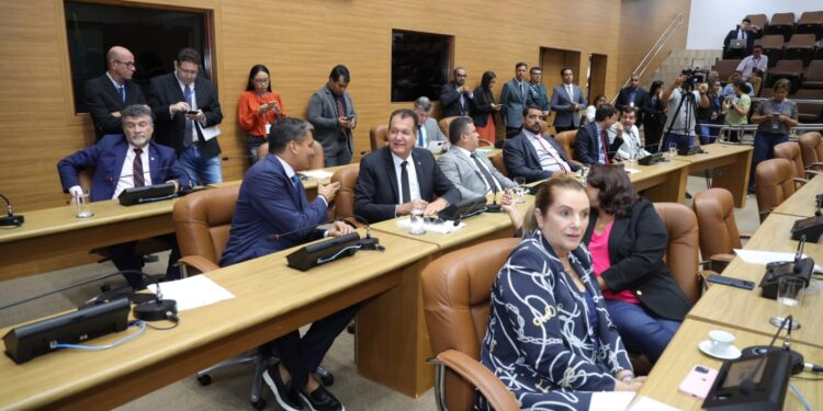 Aprovado PL do Executivo que beneficia pessoas com HIV/AIDS