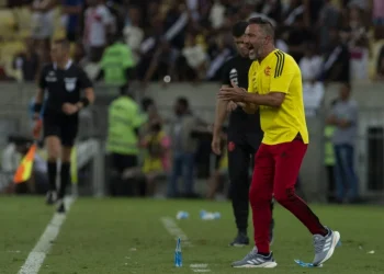 Vítor Pereira elogia desempenho do Flamengo e abre jogo sobre problema na lateral direita