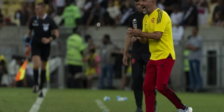 Vítor Pereira elogia desempenho do Flamengo e abre jogo sobre problema na lateral direita