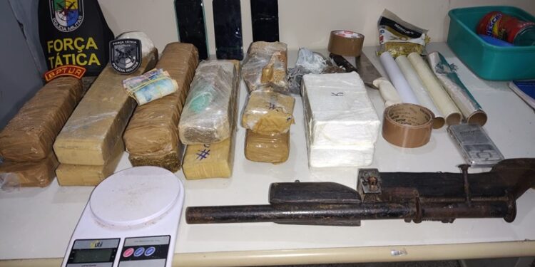PM apreende grande quantidade de entorpecentes e uma arma de fabricação caseira no Bairro São José