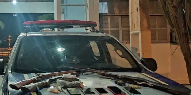 PM prende suspeito por tráfico de drogas e apreende três espingardas em Canindé