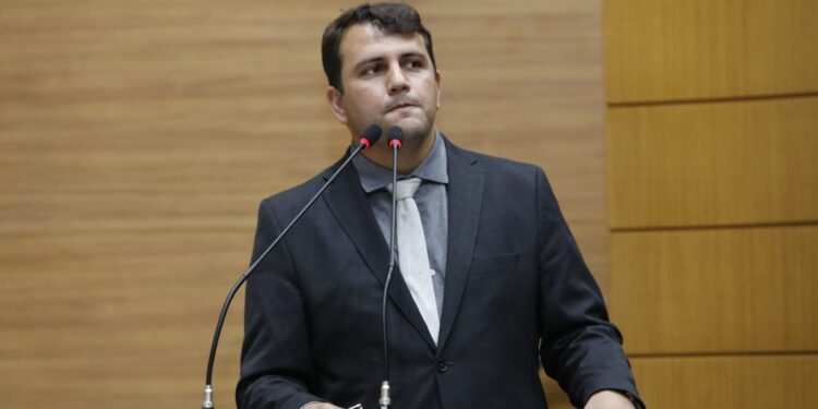 Deputado Marcos Oliveira destaca inauguração de escola em Itabaiana