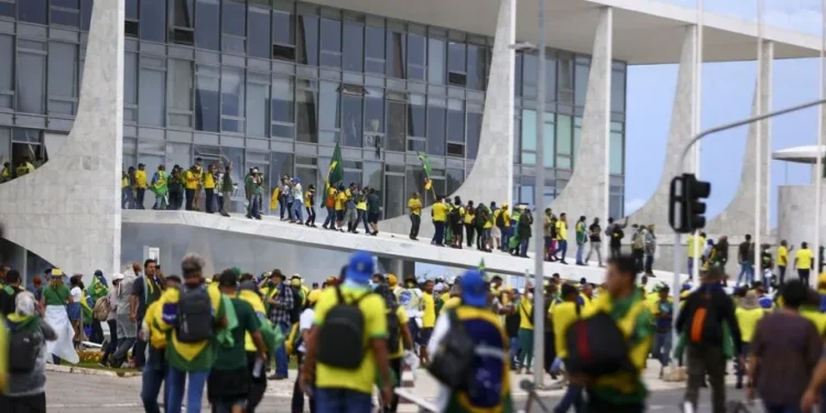Moraes mandar soltar mais 130 acusados de atuação no ataque golpista de 8/1