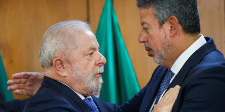 Em vitória de Lira, governo Lula apoia mudar tramitação de MPs