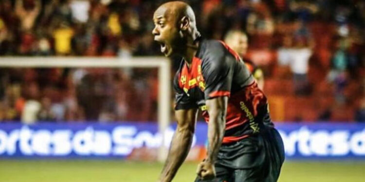 Dilúvio alaga o gramado da Ilha do Retiro e juiz suspende Sport x ABC