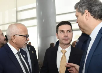 Prefeito Edvaldo Nogueira  e secretária da Saúde acompanham retomada do programa Mais Médicos para o Brasil
