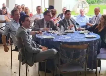 Rodrigo Valadares participa de reunião com lideranças da direita