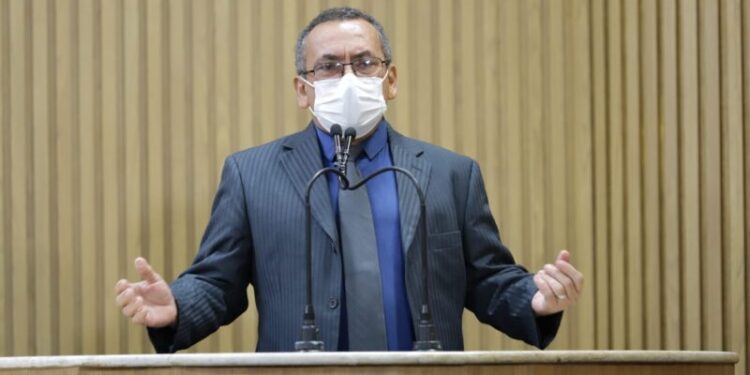 Vereador Cícero do Santa Maria cobra a solução de problemas no Marivan