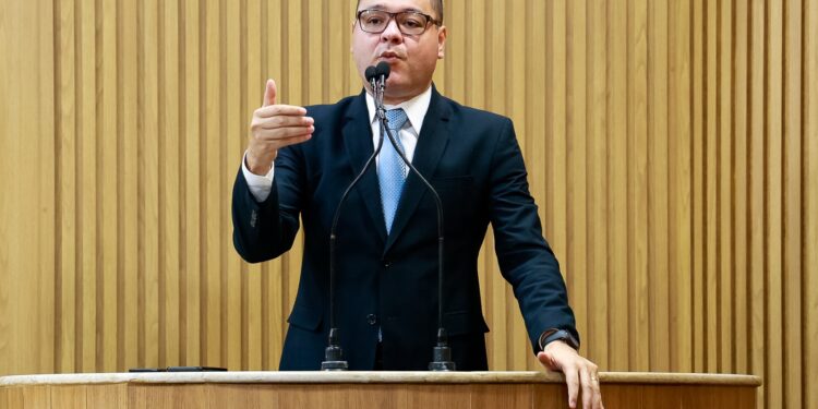 Eduardo Lima chama a atenção para menores que cometem automutilação e suicídio no município Aracaju