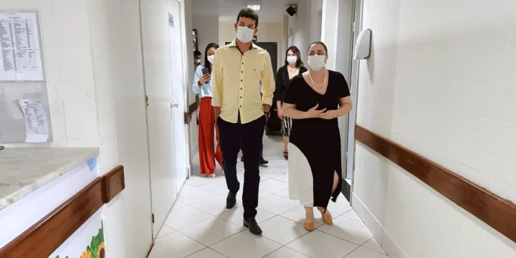 Paulo Júnior visita Santa Isabel e disponibiliza mandato para necessidades do Hospital